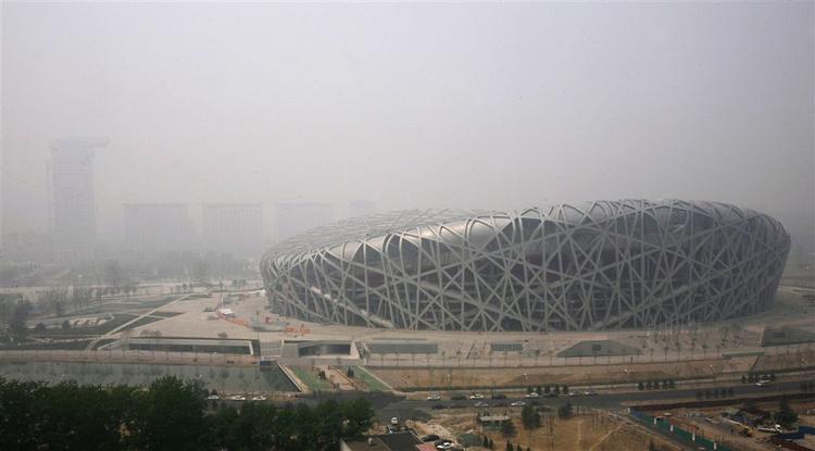 Smog hænger tungt over Beijing, bare en måned inden OL skydes i gang. Arkivfoto. 