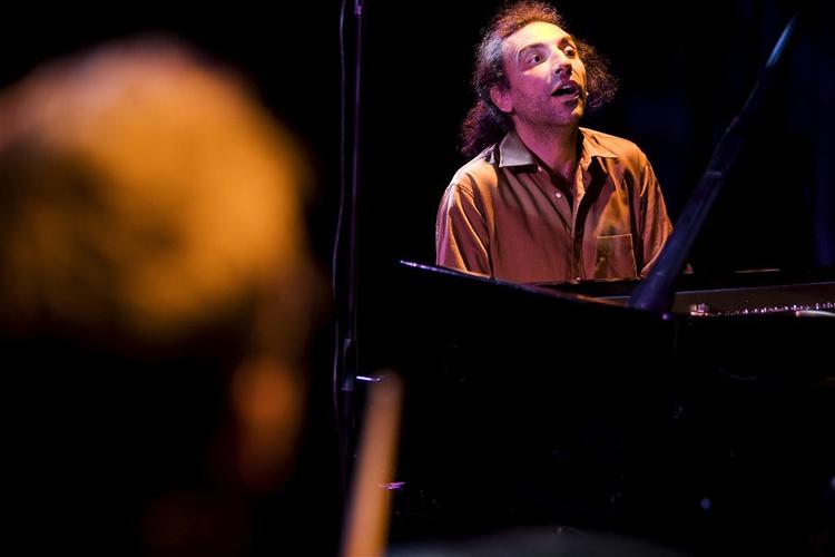 Pianisten Stefano Bollani og hans legekammerater Jesper Bodilsen og Morten Lund satte anmelderen i ekstase mandag aften. 