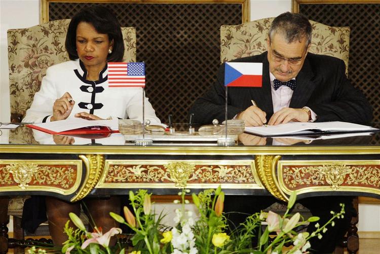Den amerikanske udenrigsminister Condoleezza Rice og Tjekkiets udenrigsminister karel Schwarzenberg underskrev i dag en aftale om en amerikansk missilradar på tjekkisk jord. 