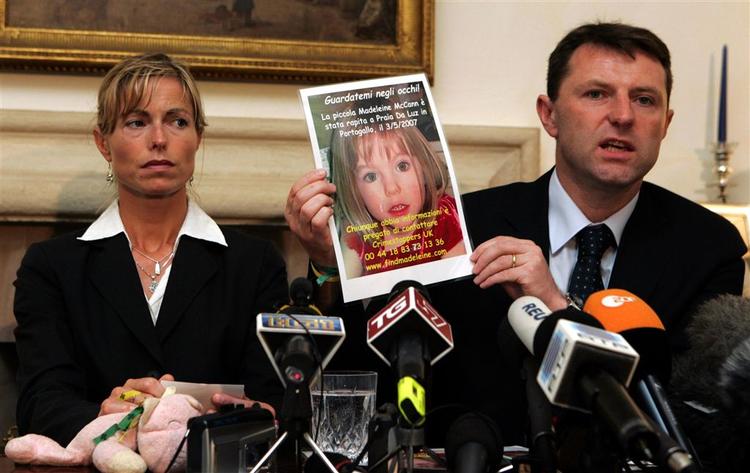 Kate og Gerry McCann med et billede af deres forsvundne datter. Arkivfoto. 