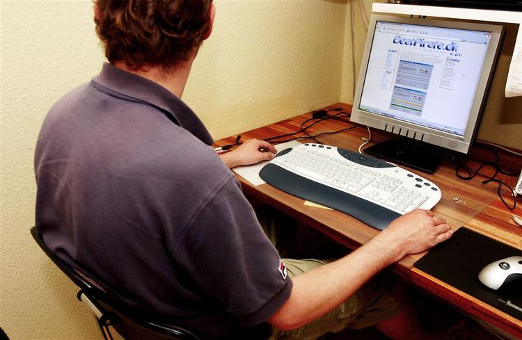 Pladebranchen truer internetpirater med at få lukket deres netforbindelse. 
