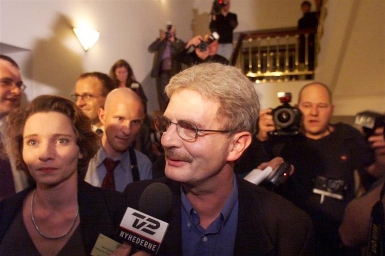 Holger og konen sagde nej til unionen. Men hvordan har SF's holdning til EU egentlig udviklet sig? Det kan man nu dykke ned i - gratis - på Det Kongelige Biblioteks hjemmeside. 