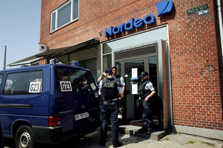 Flere forsøger sig som bankrøvere - men mange af dem fanges også. Billedet er fra et bankrøveri mod Nordea i Valby i 2004. 