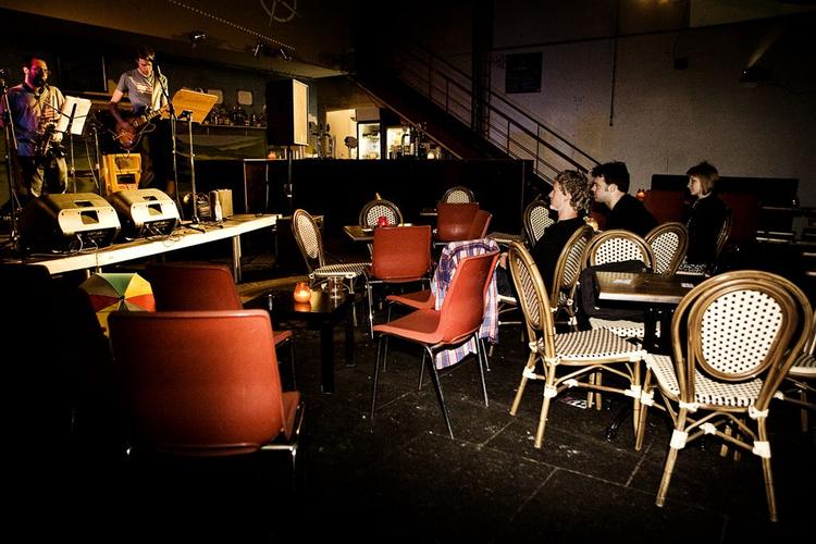 Politikens spillestedsanmelder giver to noder til Zum Biergarten og kommer igen en anden gang, fordi stedet på bare en halvgod dag er til mere. Meget mere. 