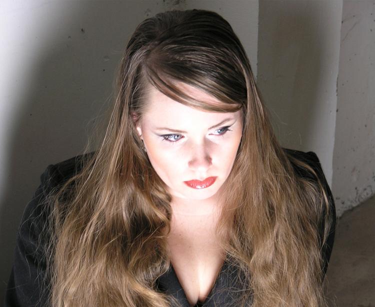 Elektronisten Gabriella Kaysø mixer selv input, kor og loops direkte på scenen og så kan hun synge på elversprog. 