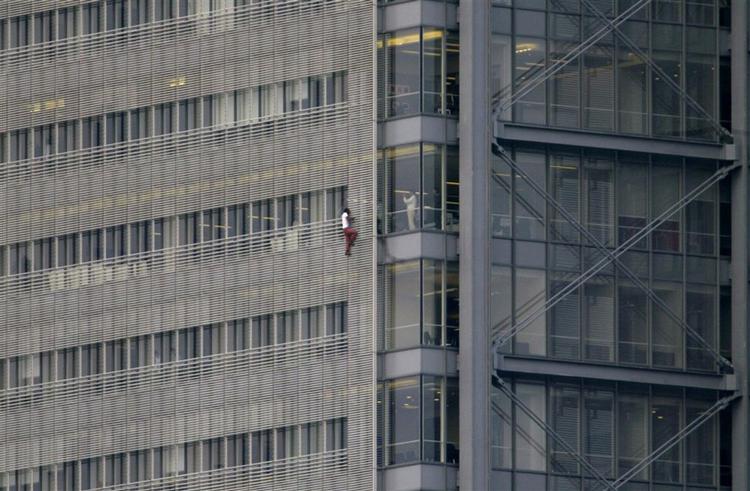 I juni klatrede denne mand op på toppen af Times Building, hvor han blev anholdt. 
