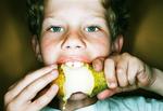 barn spiser frugt