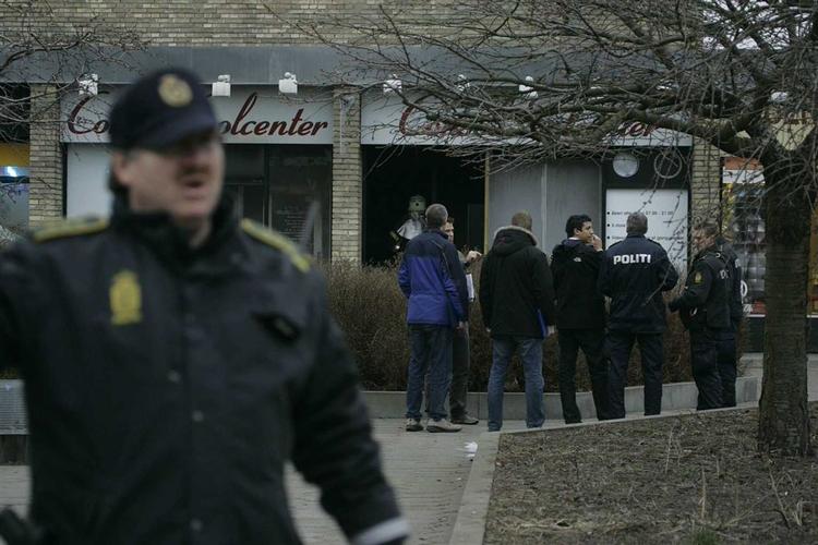 Politiets vagtleder på stedet Gert Nielsen afspærrer området, mens brandfolk undersøger solcentret 
