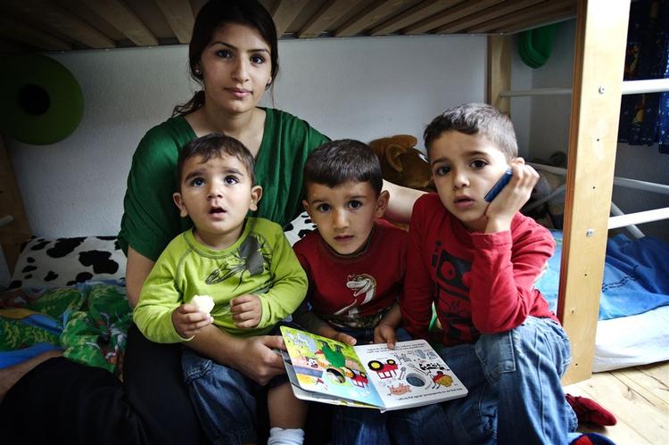 Sawsan Al-Atrach med de tre sønner, som savner deres far. Han er udvist efter otte år her. 