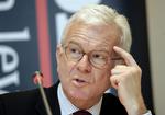 Pöttering håber, at dialogen med Kina »snart vil blive ført på en konstruktiv og resultatorienteret måde«. 