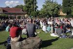 Man tager ikke til koncert i Haveselskabets Have for at kæve bajere og trykke den af – det vil påfuglene meget gerne have sig frabedt. Men vil man have noget smukt for både øje og øre, er stedet i dén grad leveringsdygtigt. 