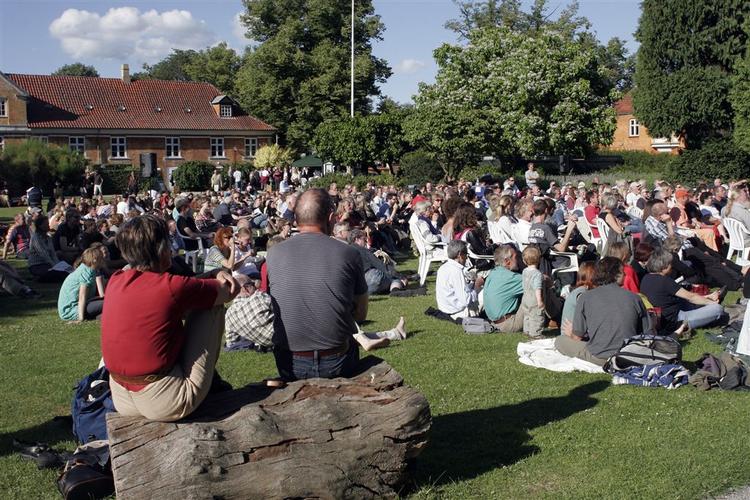Man tager ikke til koncert i Haveselskabets Have for at kæve bajere og trykke den af – det vil påfuglene meget gerne have sig frabedt. Men vil man have noget smukt for både øje og øre, er stedet i dén grad leveringsdygtigt. 