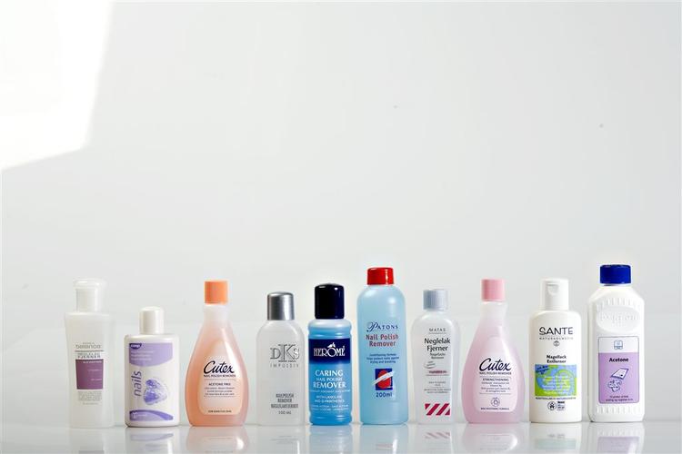 Helt til tops i testen kommer den for testholdet ukendte Patons Nail Polish Remover med acetone og plejemidler. 