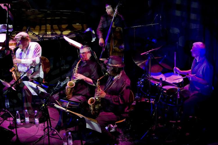 Med tre saxofonister var der blæs og groove på scenen onsdag aften i JazzHouse. 