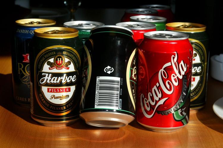 Færre butikker har ulovlige øl og vand på hylderne. 