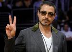 Robert Downey Jr. hilser på pressen. 