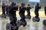 Bevæbnede politibetjente er klar til at rykke ud på Segways under OL. Arkivfoto. 