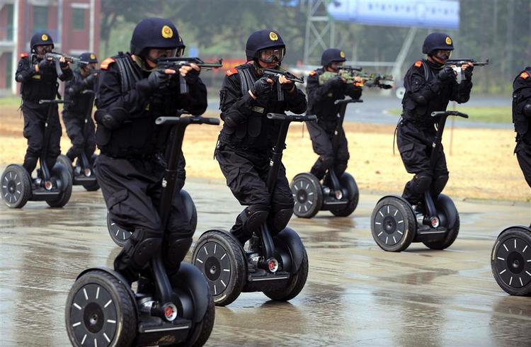 Bevæbnede politibetjente er klar til at rykke ud på Segways under OL. Arkivfoto. 