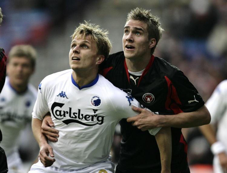 Troest (i sort) i nærkamp med FCK's Jesper Grønkjær. I fremtiden skal han holde italienske angribere væk fra sit holds mål. 