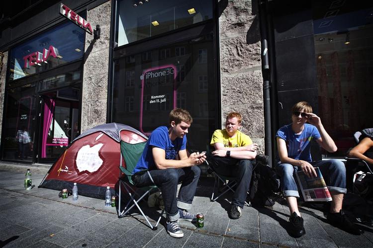 Køen fra i går fortsætter ufrotrødent foran landets Teliabutikker i dag. IPhone er landet. 