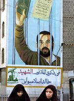 Martyr eller forræder?  Dette kæmpe gavlmaleri i Teheran af den egyptiske præsident Anwar Sadats morder, løjtnant Khaled Islambouli, har  i fire år været en torn i øjet på egypterne. Nu har en statsstøttet iransk film  føjet spot til skade ved igen at hylde  Islambouli som martyr. 