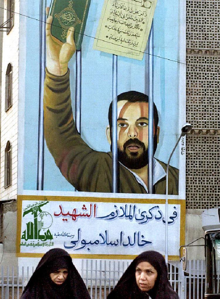 Martyr eller forræder?  Dette kæmpe gavlmaleri i Teheran af den egyptiske præsident Anwar Sadats morder, løjtnant Khaled Islambouli, har  i fire år været en torn i øjet på egypterne. Nu har en statsstøttet iransk film  føjet spot til skade ved igen at hylde  Islambouli som martyr. 