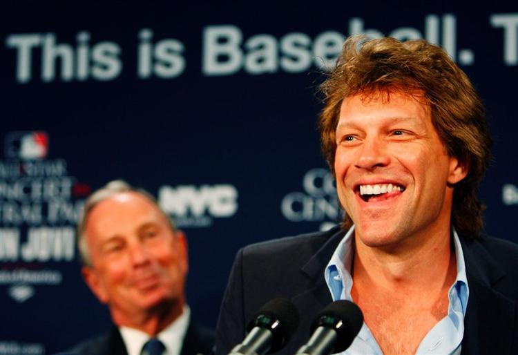 Bon Jovi, forsanger og frontfigur i Jon Bon Jovi, spiller en gratis koncert i Central Park. Men koncerten er ikke gratis for alle. 