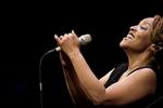 Cassandra Wilson var stort set lige meget uden for scenen som på den under torsdagens koncert. 