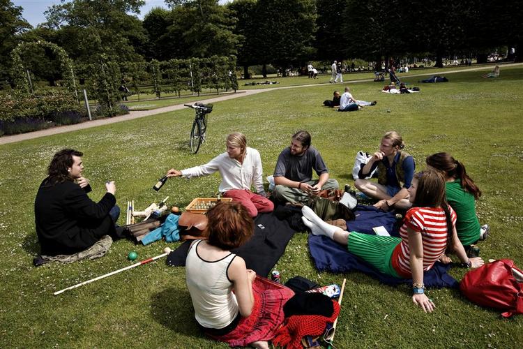 »Sæt dig ned og tag en øl«. Initiativtageren til 'Danmarks (forhåbentlig)Største Havefest', Mark Holm, inviterer en fremmed på øl på tæppet i Kongens Have. 