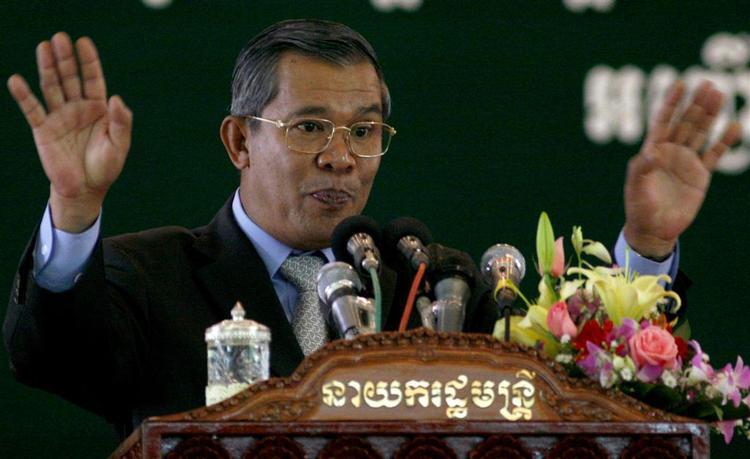 Arkivfoto af Cambodjas stærke mand, Hun Sen, der har været ved magten i landet i 15 år. Cambodja går til valg 27. juli. 