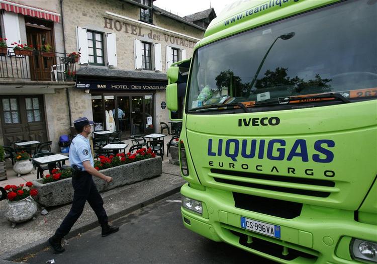 Politiet er mødt talstærkt op ved Liquigas' hotel. 