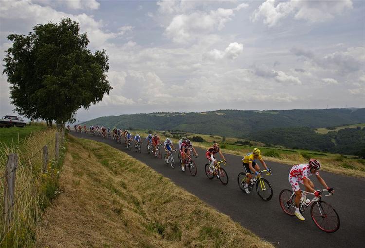 Kim Kirchen (nr. 2 fra højre) vil formentlig være i stand til at forsvare sin gule trøje på dagens lette etape. 