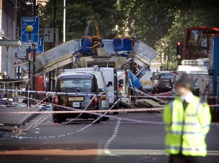 Bombesprængt bus i London efter terrorangrebene i 2005. 