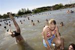 Årets Roskilde Festival var usædvanlig varm, og det gav trængsel ved badesøen. 