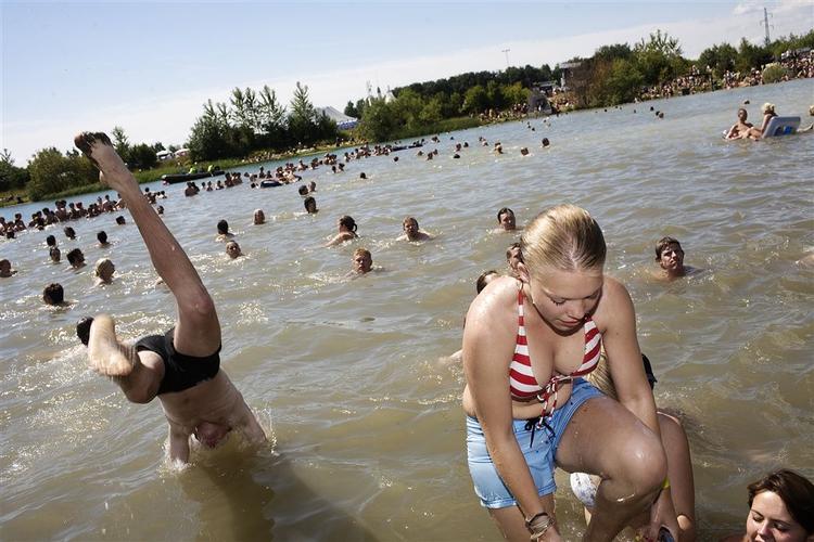 Årets Roskilde Festival var usædvanlig varm, og det gav trængsel ved badesøen. 