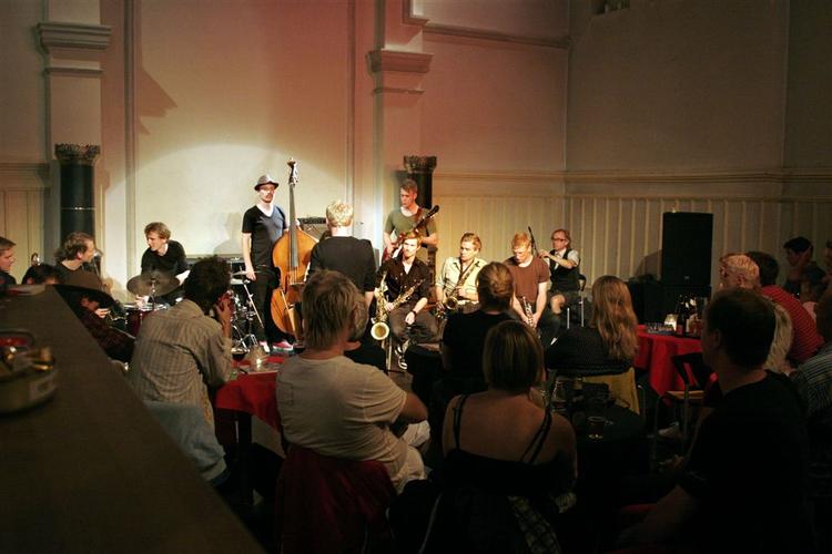 T.S.Høeg og Borderline spillede i Literaturhaus på Møllegade 7, da der var spillestedstjek. 