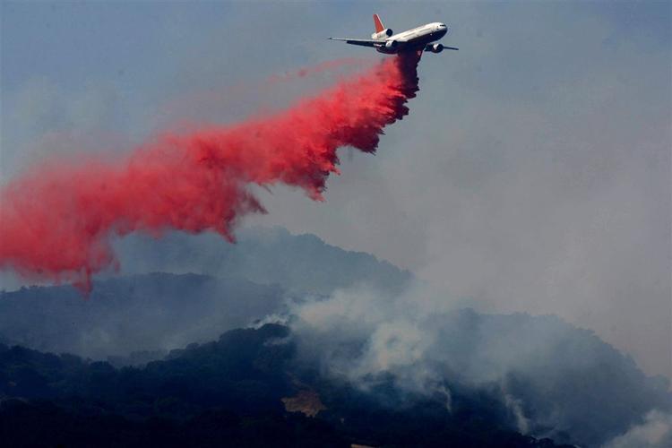 Brandfly over skovområde i Californien. 