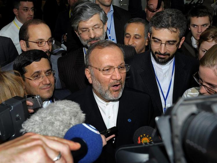 Den iranske udenrigsminister Mottaki advarer om ødelæggende reaktioner, hvis USA angriber Iran. 