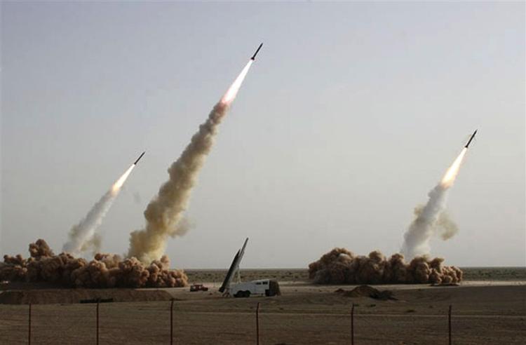 Iran tester langtrækkende missiler, der angiveligt har en rækkevidde på 2.000 km og dermed bl.a. kan nå Israel. - 