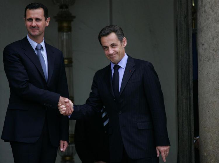 Sarkozy (th) udtrykker glæde over Assads (tv) ønske om at forhandle med Syrien. 