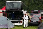Dobbeltdækkerbussen, som i løbet af dagen og aftenen er blevet grundigt undersøgt for at finde ud af, hvorfor ti festivalgæster mistede bevidstheden, og to af dem endte med at miste livet. Den tredje udgave af Norway Rock Festival er ramt af en tragedie. 