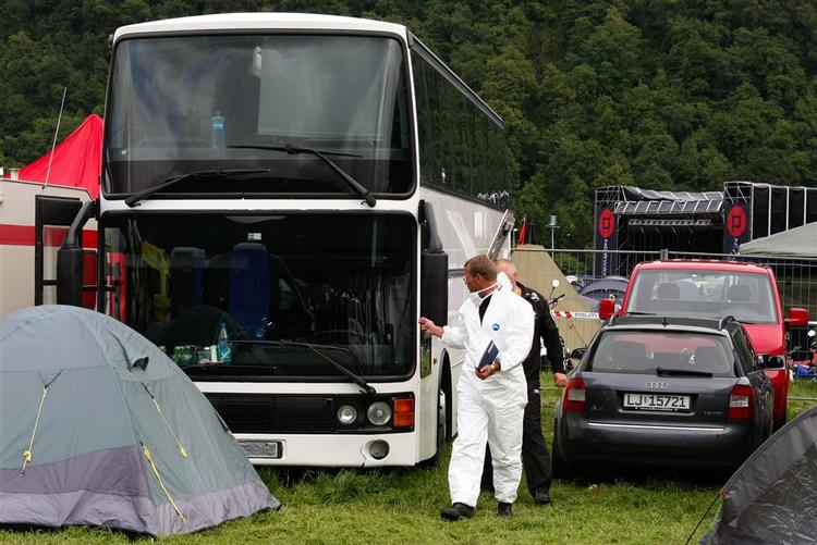 Dobbeltdækkerbussen, som i løbet af dagen og aftenen er blevet grundigt undersøgt for at finde ud af, hvorfor ti festivalgæster mistede bevidstheden, og to af dem endte med at miste livet. Den tredje udgave af Norway Rock Festival er ramt af en tragedie. 