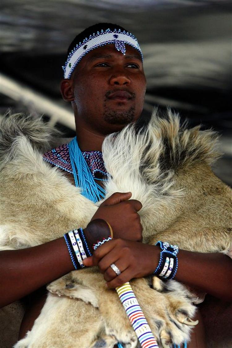 Mandla Mandela både borgmester og dommer i landsbyen Mvezo, hvor hans bedstefar, Nelson Mandela, blev født i 1918. 