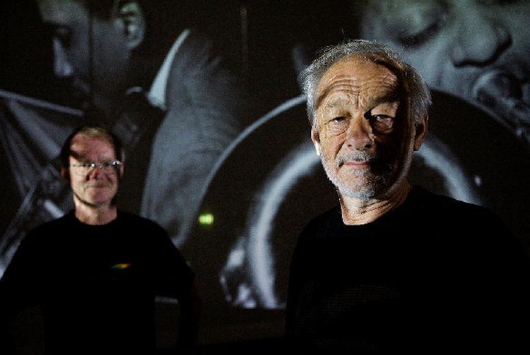 På udkig. På festivalens sidste dag har de to norske gæster Tor Dalaker Lund og Per Bache sat et stort kryds i programmet ud for koncerten med Kresten Osgood og Marie Laurette Friis Duo i Zum Biergarten kl. 16. Foto: Jonas Pryner Andersen 