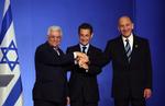 Mahmoud Abbas (t.v.) og Ehud Olmert (t.h.) hilser på den franske præsident Nicolas Sarkozy i Paris. 