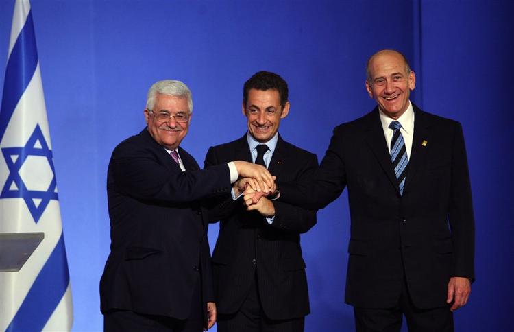 Mahmoud Abbas (t.v.) og Ehud Olmert (t.h.) hilser på den franske præsident Nicolas Sarkozy i Paris. 