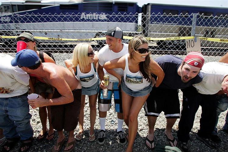 På et eller andet tidspunkt i livet er det bare ikke længere nok at flashe sin nummer. Her er vi ved den årlige mooning seance i Laguna Niguel i Californien sidste år. I går blev den 29. udgave af den velpolerede tradition stoppet af politiet, da nogle begyndte at kaste rundt med andre kropsdele end den bagerste. 