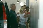 Brad Pitt ankommer til det franske hospital med døtrene Shiloh (TV) og Zahara. 