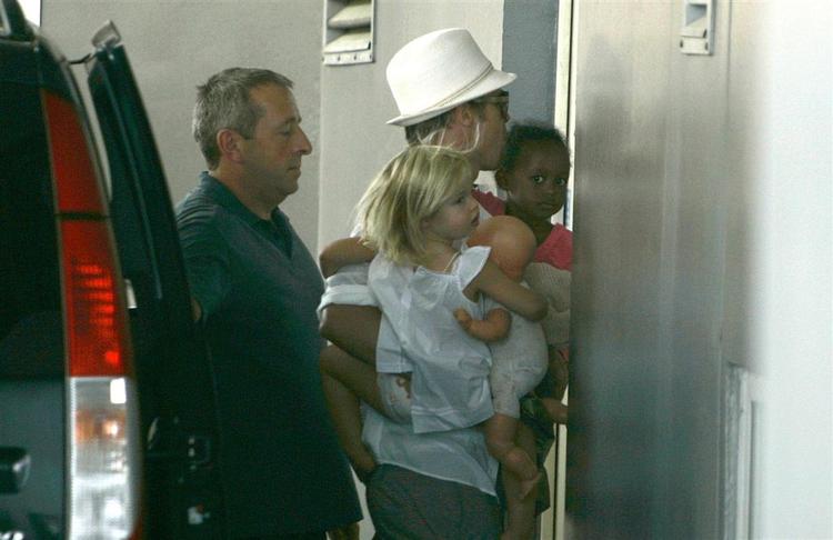 Brad Pitt ankommer til det franske hospital med døtrene Shiloh (TV) og Zahara. 