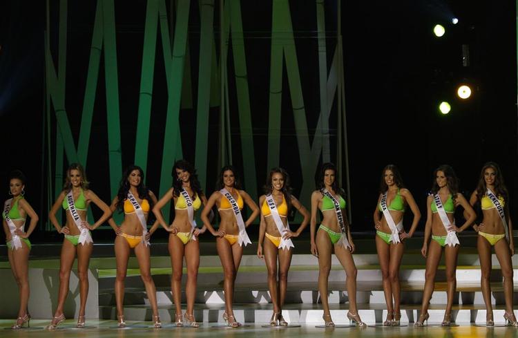 Miss Venezuela vandt foran de ni øvrige finalister titlen som Miss Universe 2008. Fra venstre er det Miss Kosova, Miss Australien, Miss Spanien, Miss Mexico, Miss Colombia, Miss USA, Miss Den Dominikanske Republik, Miss Rusland, Miss Italien, Miss Venezuela. 